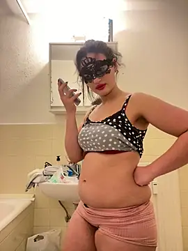 Snapshot of Sarahkhaalifa chatting on 15, 11, 2025 Sarahkhaalifa online show from 15, 11, 2025