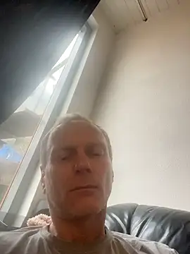 Snapshot of Martinpublic chatting on 3, 12, 2025 Martinpublic online show from 3, 12, 2025