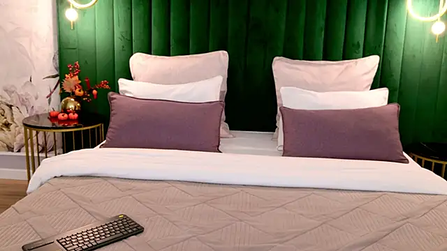 LilyRaisa online show from 8, 11, 2025