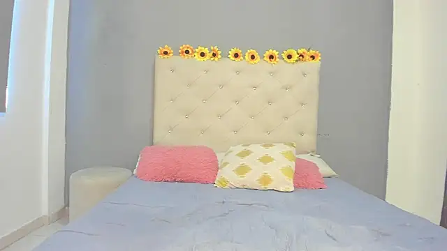 Snapshot of violetasimonz chatting on 15, 3, 2025 violetasimonz online show from 15, 3, 2025