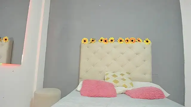 Snapshot of violetasimonz chatting on 10, 2, 2025 violetasimonz online show from 10, 2, 2025