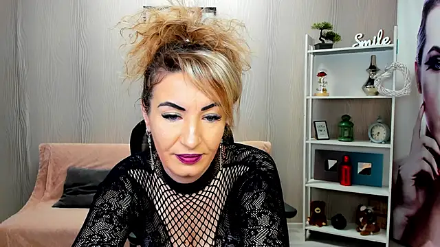 Cassandra Hotty online show from 4, 3, 2025