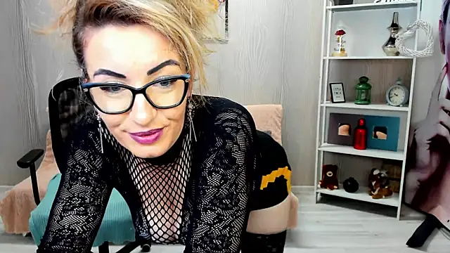 Cassandra Hotty online show from 4, 3, 2025