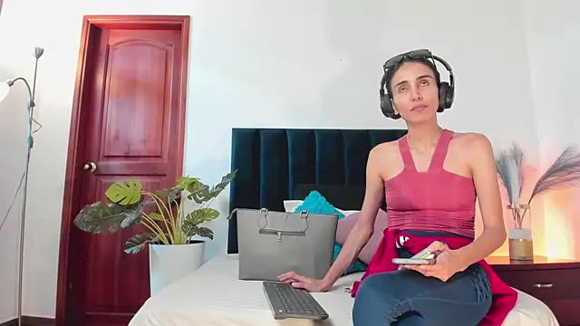 Nina Cavaali online show from 15, 10, 2025