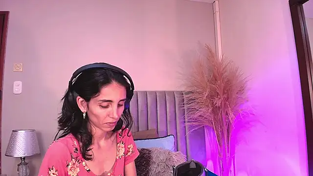 Nina Cavaali online show from 8, 9, 2025