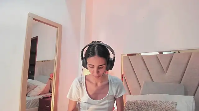 Nina Cavaali online show from 6, 10, 2025