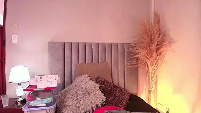 Nina Cavaali online show from 19, 9, 2025