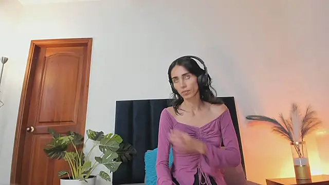 Nina Cavaali online show from 16, 9, 2025