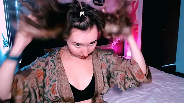 Cosmo Riri online show from 8, 11, 2025