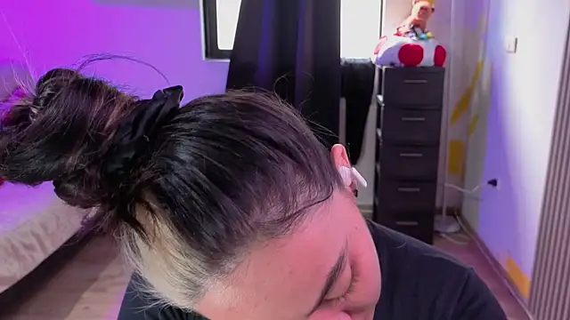 Cuttiealice online show from 12, 11, 2025