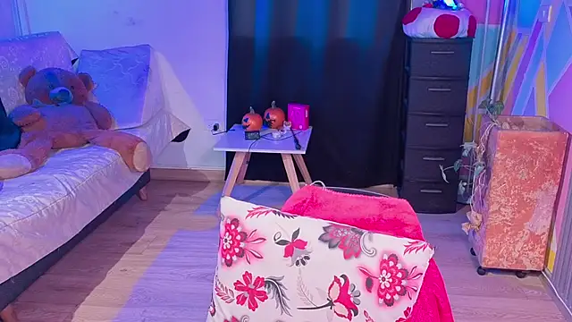 Cuttiealice online show from 3, 11, 2025