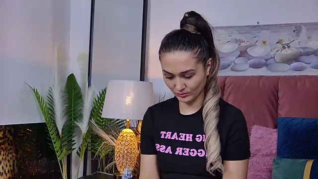 NicolLopeze online show from 21, 2, 2025