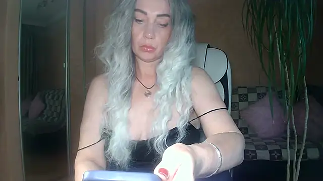 Snapshot of Roxolana_Drim chatting on 4, 7, 2026 Roxolana Drim online show from 4, 7, 2026