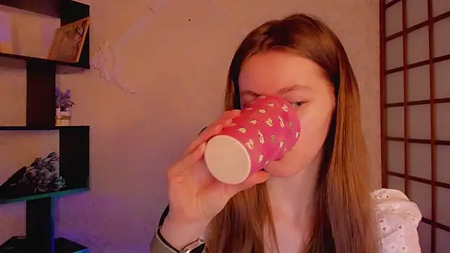 KateCuddle online show from 10, 3, 2025