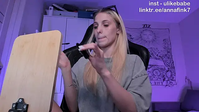 Snapshot of Anna_Fink chatting on 19, 9, 2025 Anna Fink online show from 19, 9, 2025