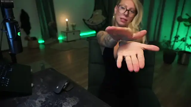 Snapshot of LaraPunkt chatting on 8, 10, 2025 LaraPunkt online show from 8, 10, 2025