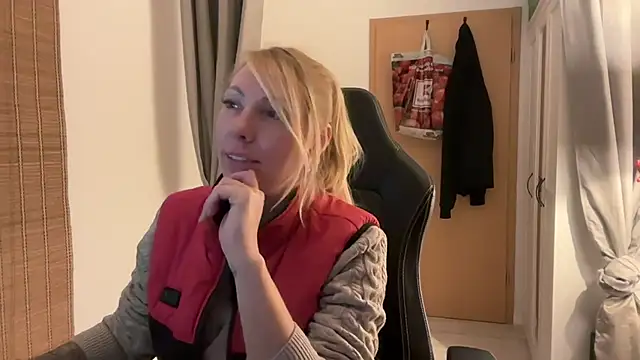 Snapshot of LaraPunkt chatting on 8, 2, 2025 LaraPunkt online show from 8, 2, 2025