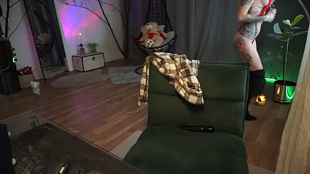 Snapshot of LaraPunkt chatting on 23, 11, 2025 LaraPunkt online show from 23, 11, 2025