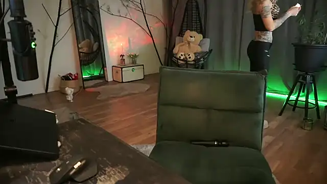 Snapshot of LaraPunkt chatting on 27, 11, 2025 LaraPunkt online show from 27, 11, 2025