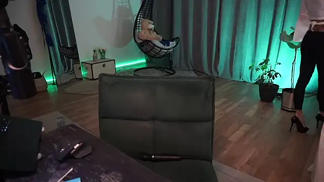 Snapshot of LaraPunkt chatting on 3, 10, 2025 LaraPunkt online show from 3, 10, 2025