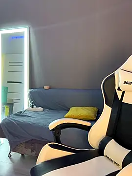 julia fly online show from 28, 11, 2025