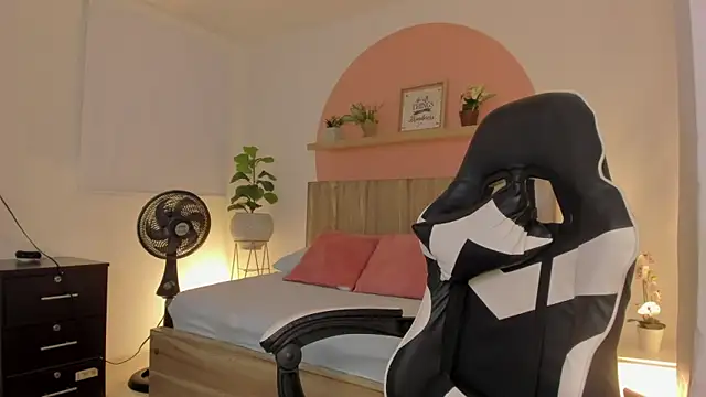 dominique25  online show from 18, 9, 2025