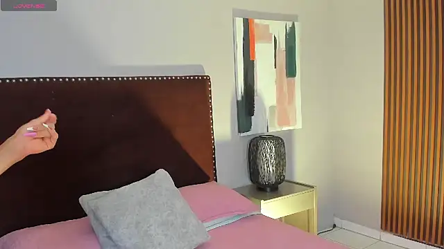 Snapshot of LauraAristizabal chatting on 17, 10, 2025 LauraAristizabal online show from 17, 10, 2025