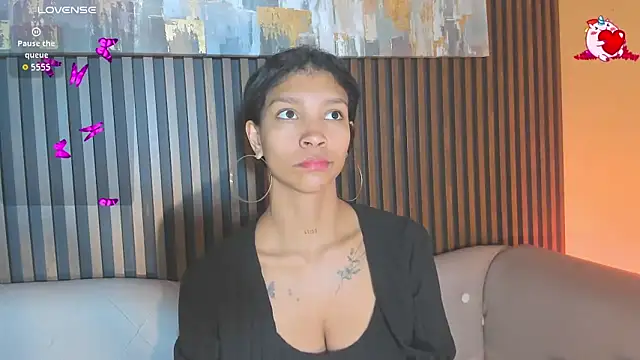 Snapshot of LauraAristizabal chatting on 2, 10, 2025 LauraAristizabal online show from 2, 10, 2025