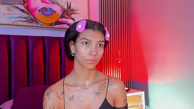 Snapshot of LauraAristizabal chatting on 30, 11, 2025 LauraAristizabal online show from 30, 11, 2025