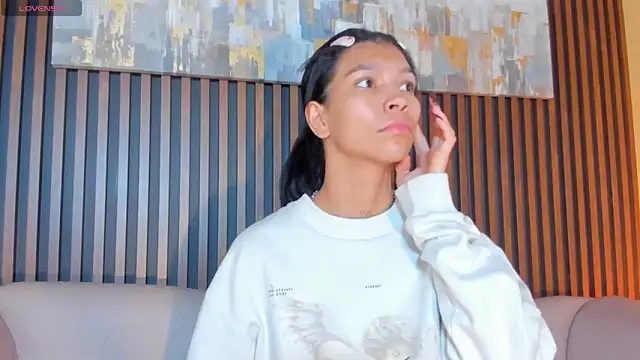 Snapshot of LauraAristizabal chatting on 15, 11, 2025 LauraAristizabal online show from 15, 11, 2025