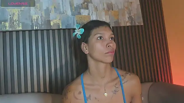 Snapshot of LauraAristizabal chatting on 4, 10, 2025 LauraAristizabal online show from 4, 10, 2025