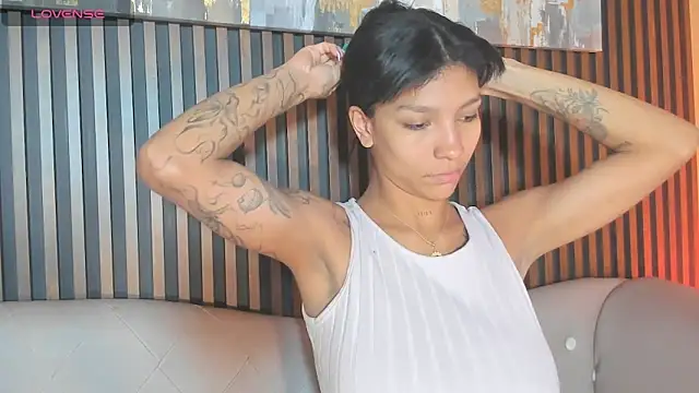 Snapshot of LauraAristizabal chatting on 5, 10, 2025 LauraAristizabal online show from 5, 10, 2025