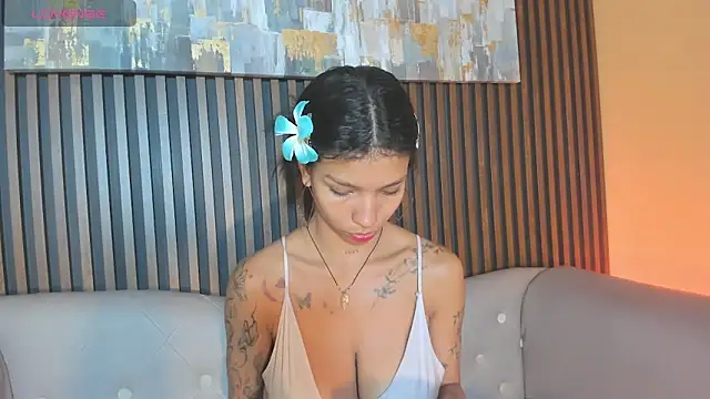 Snapshot of LauraAristizabal chatting on 1, 10, 2025 LauraAristizabal online show from 1, 10, 2025