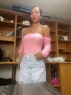 LauraAristizabal online show from 23, 4, 2026