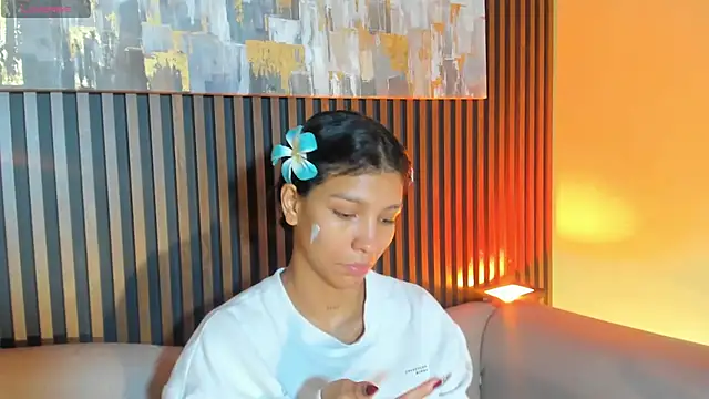 Snapshot of LauraAristizabal chatting on 23, 10, 2025 LauraAristizabal online show from 23, 10, 2025