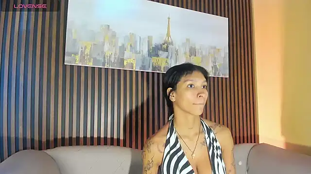 Snapshot of LauraAristizabal chatting on 7, 10, 2025 LauraAristizabal online show from 7, 10, 2025