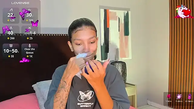 Snapshot of LauraAristizabal chatting on 14, 10, 2025 LauraAristizabal online show from 14, 10, 2025