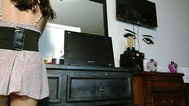 Snapshot of MINI_Petite chatting on 10, 11, 2025 MINI Petite online show from 10, 11, 2025