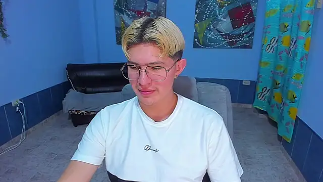 Snapshot of patrik_027 chatting on 25, 11, 2025 patrik 027 online show from 25, 11, 2025