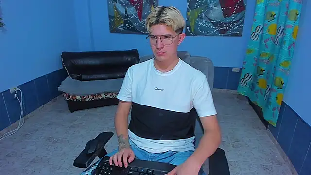 Snapshot of patrik_027 chatting on 26, 11, 2025 patrik 027 online show from 26, 11, 2025