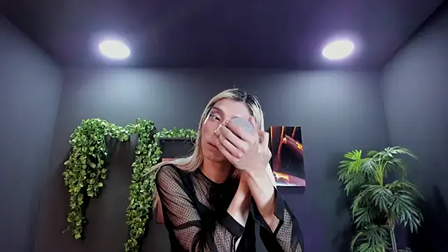 Victoria Badgal  online show from 28, 2, 2025