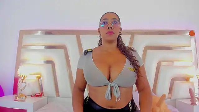 Aisharhodes00 online show from 4, 11, 2025