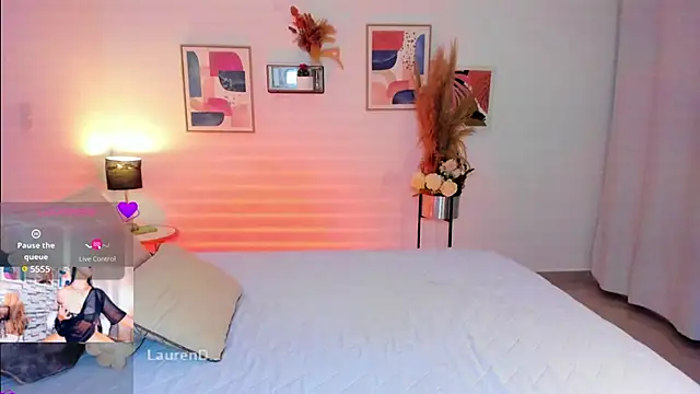 Misslaurenn online show from 10, 9, 2025