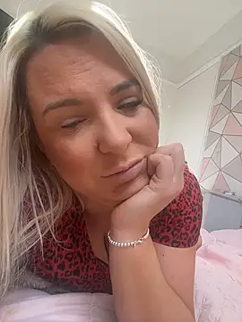 Bustyblondebabe32 online show from 7, 4, 2026