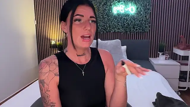 Snapshot of LizaRoxx chatting on 18, 11, 2025 LizaRoxx online show from 18, 11, 2025