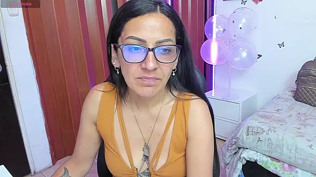 Snapshot of alma_blue chatting on 13, 11, 2025 alma blue online show from 13, 11, 2025