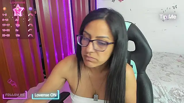 Snapshot of alma_blue chatting on 11, 11, 2025 alma blue online show from 11, 11, 2025