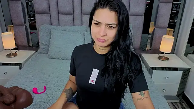 Snapshot of EMMAHILL1 chatting on 4, 4, 2026 EMMAHILL1 online show from 4, 4, 2026