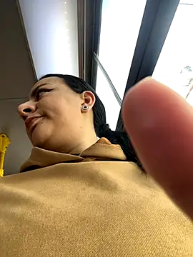 Abril Luv online show from 2, 10, 2025