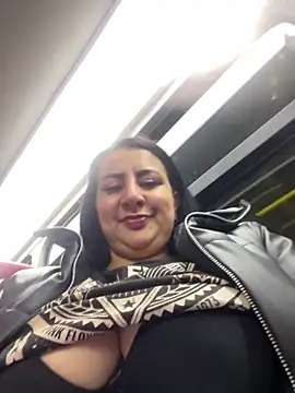 Abril Luv online show from 8, 10, 2025